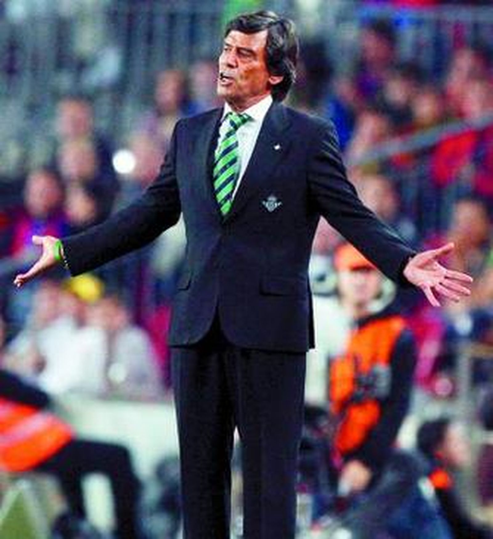 Chaparro gesticula durante el transcurso del partido.