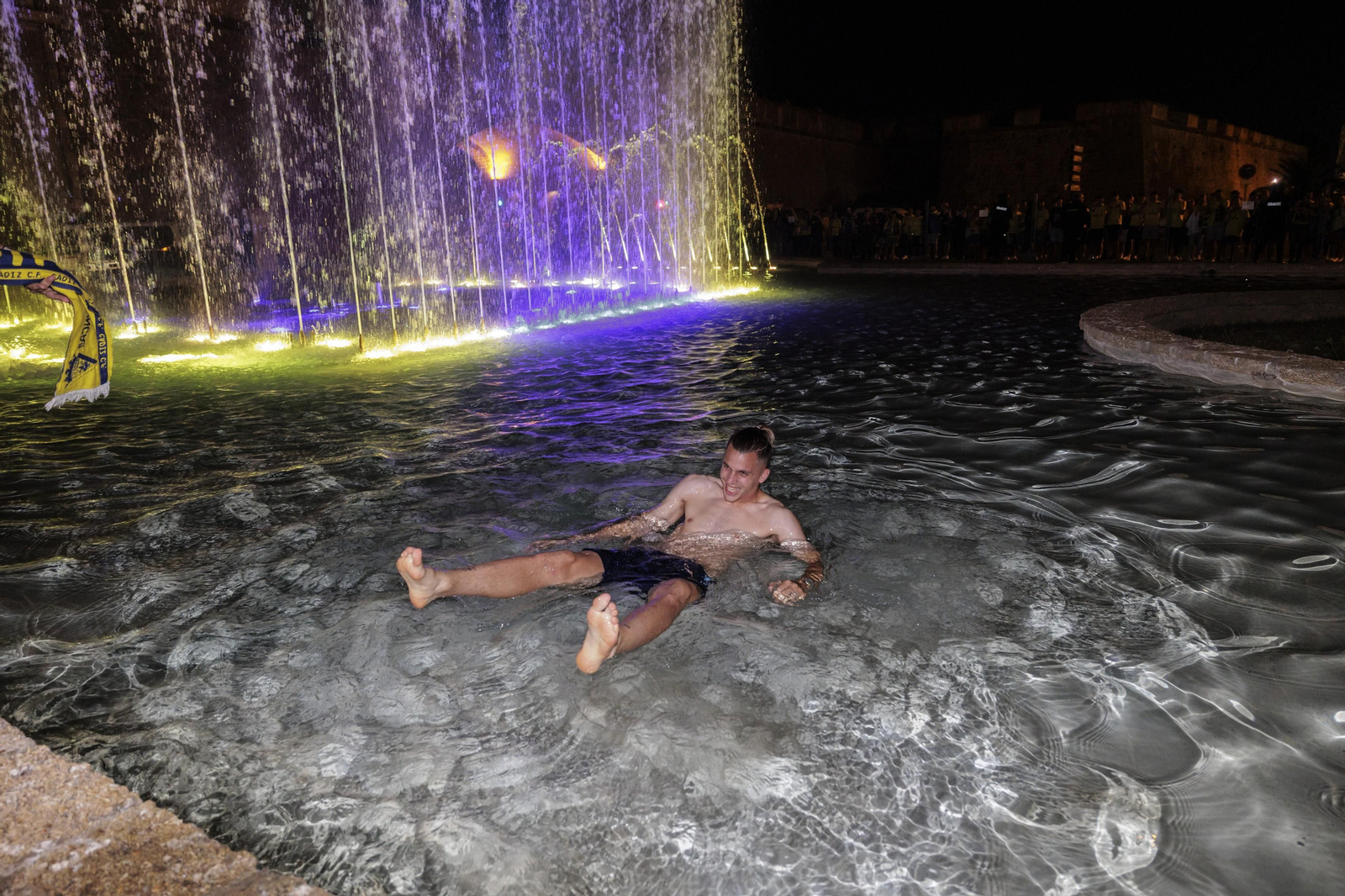 Las imágenes de la afición del Cádiz C.F. celebrando la permanencia en la fuente más cadista