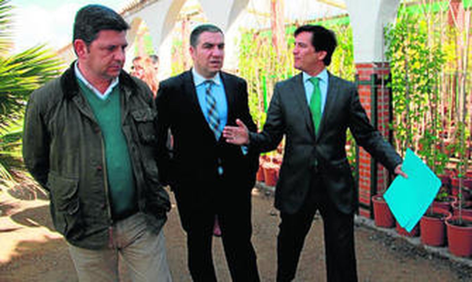 Bendodo y Bernal, ayer en el nuevo vivero provincial.