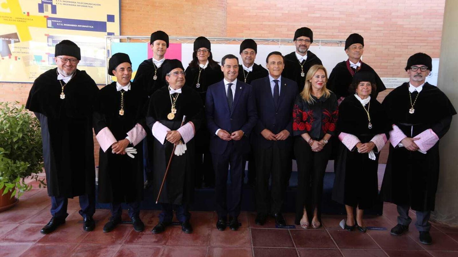 Juanma Moreno, presidente de la Junta, junto con los rectores de las universidades de Andalucía y los consejeros de Universidad y Hacienda. Juanma Moreno, presidente de la Junta, junto con los rectores de las universidades de Andalucía y los consejeros de Universidad y Hacienda.