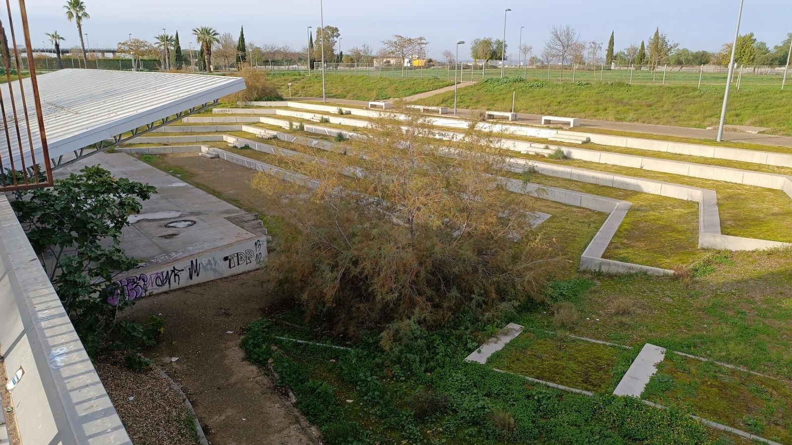 Estado de degradación en el que se encuentra el auditorio del Higuerón Sur.