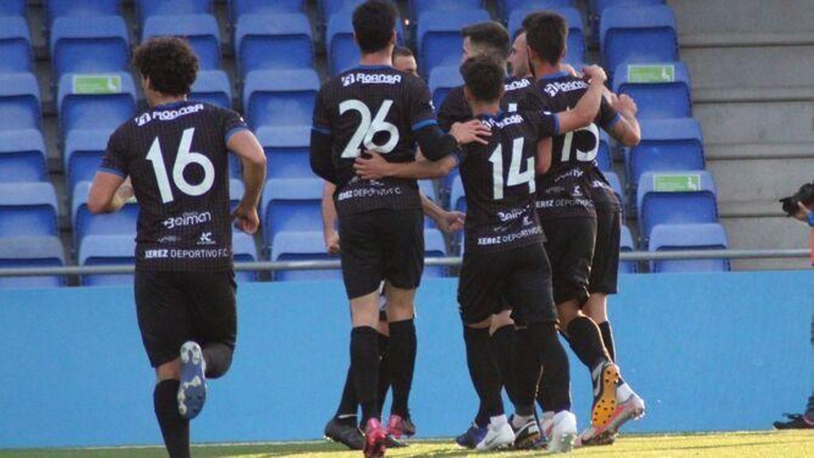 Los azulinos celebran el gol de penalti de Antonio Sánchez en el curso 20/21.