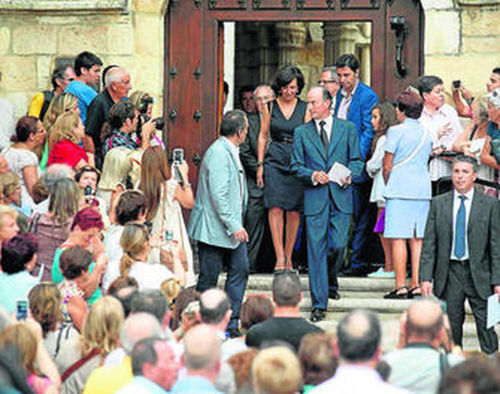 Ana Botín, acompañada de su marido, Guillermo Morenés, llega al funeral de su padre Emilio en Santander.