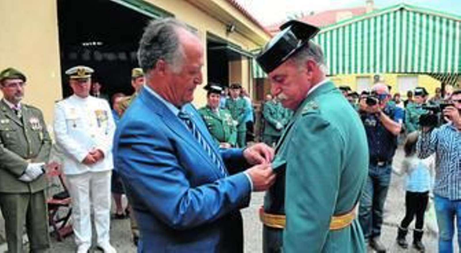 El alcalde de Tarifa, Juan Andrés Gil, impone una de las distinciones entregadas ayer a la Guardia Civil de la localidad.