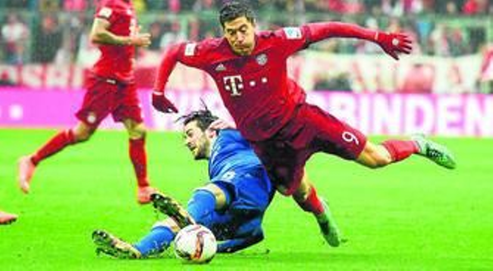El delantero del Bayern Lewandowski es derribado por el croata Vrancic.
