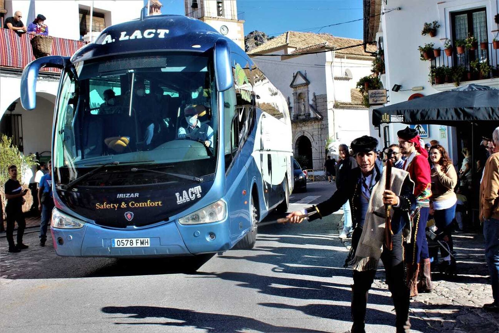 Un autobús con turistas entrando el sábado en Grazalema