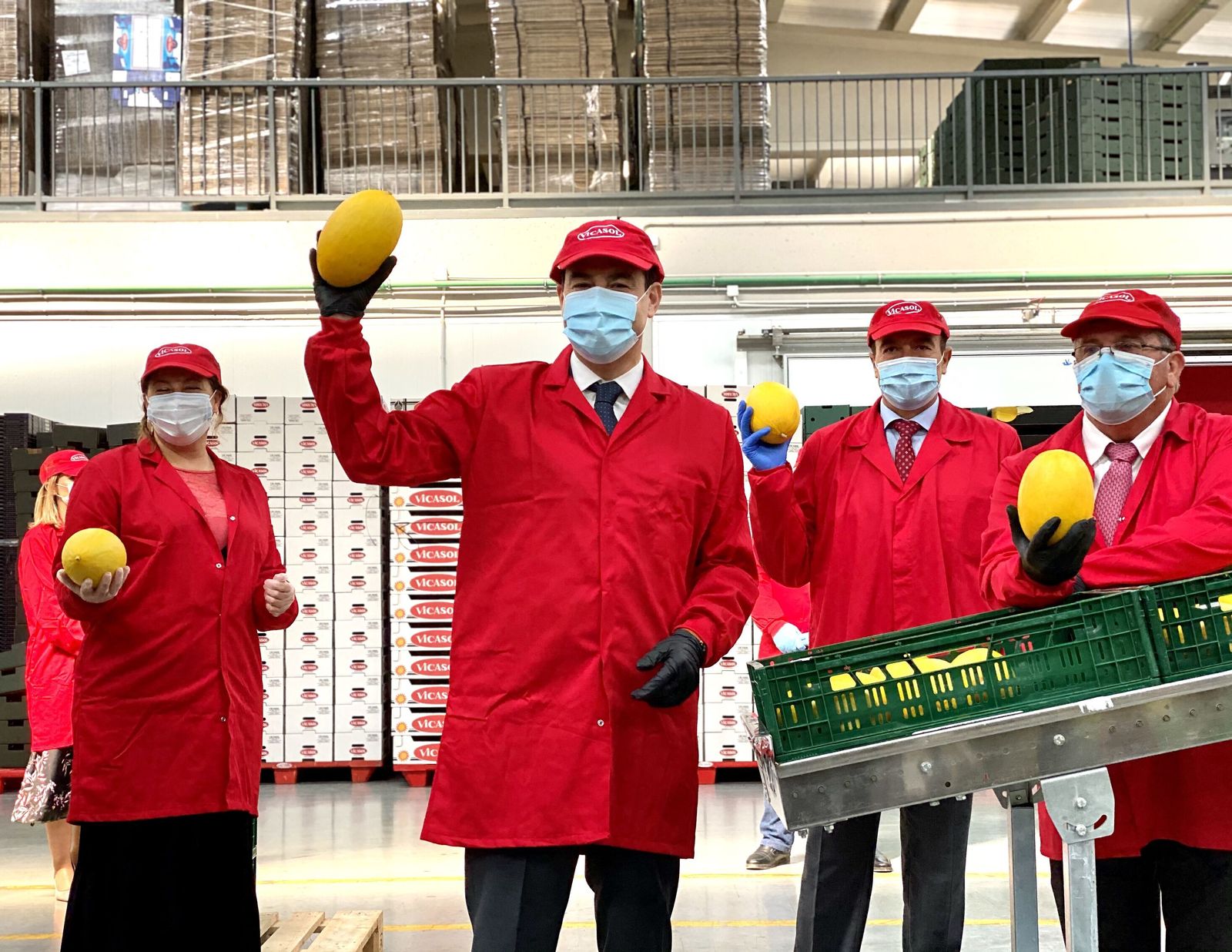 El presidente de la Junta de Andalucía de visita en la cooperativa almeriense Vicasol durante la pandemia.