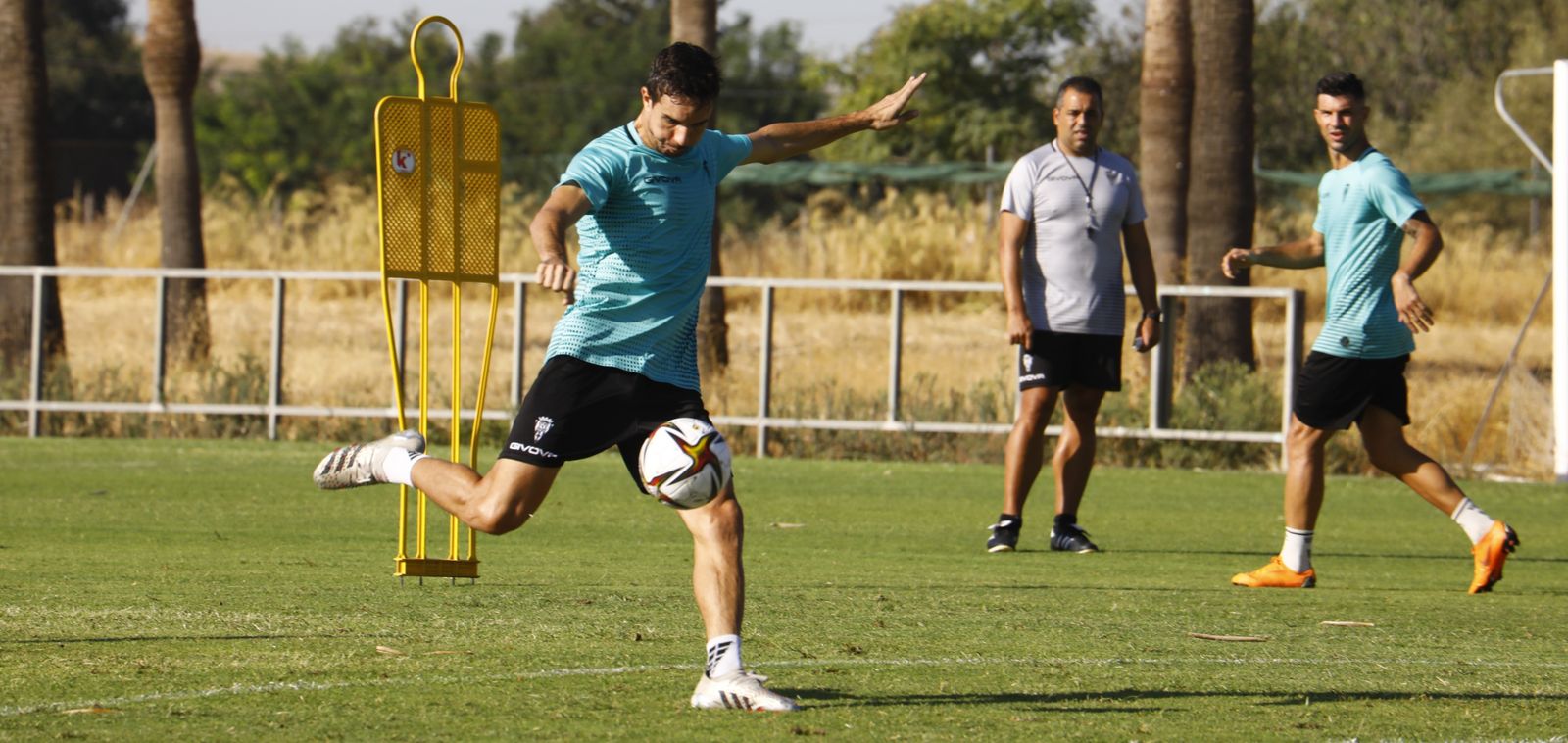 Toni Arranz golpea el balón ante la presencia de Germán Crespo y Willy.