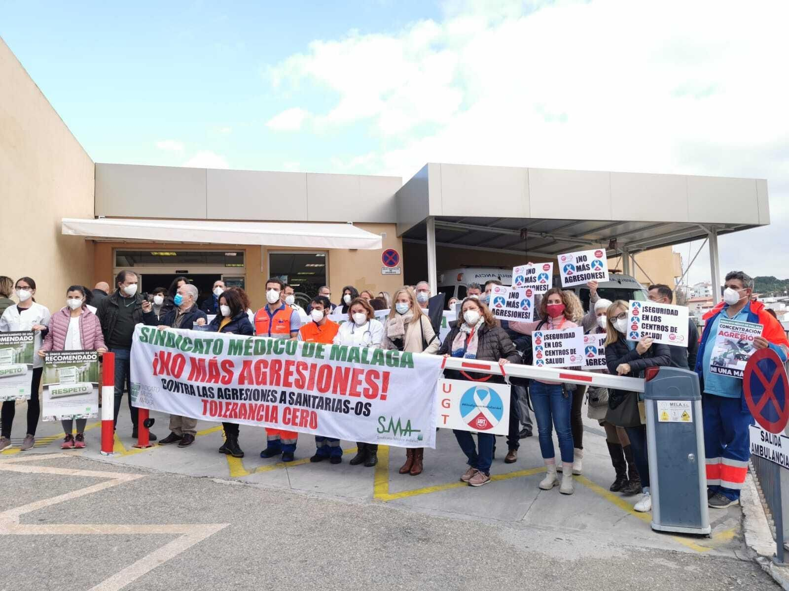 Concentración ante el centro de salud de Coín