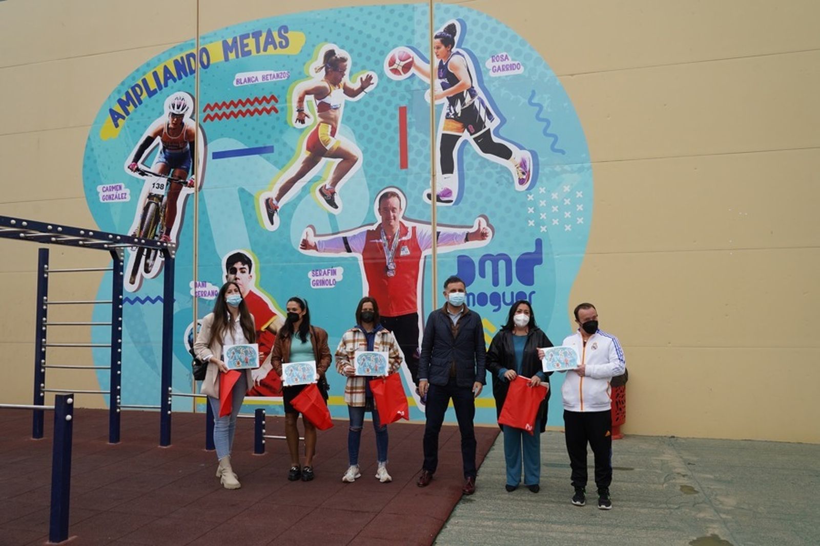 Un momento de la inauguración del mural del Centro Municipal de Deportes de Moguer.