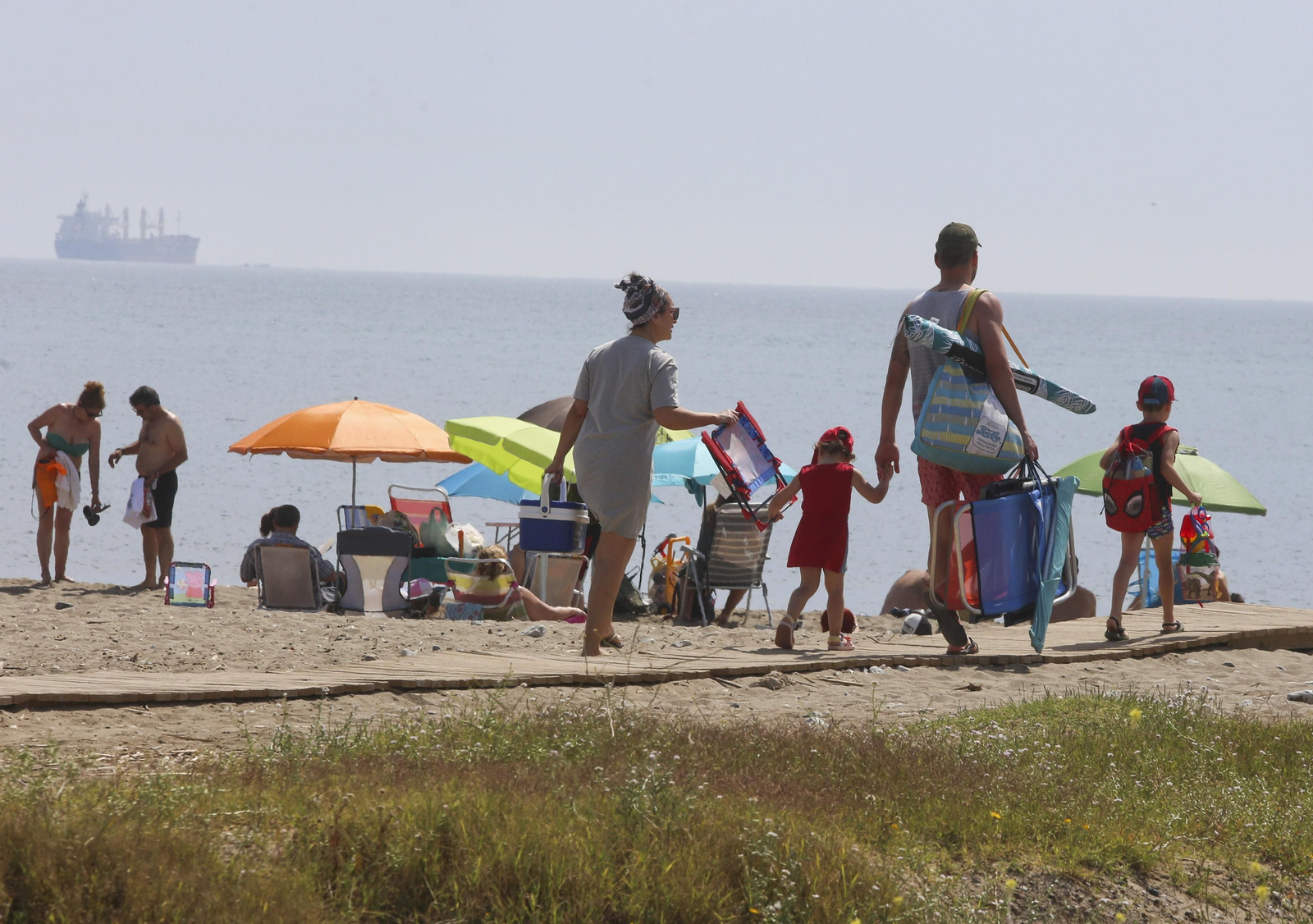 Un domingo de playa en Málaga, en fotos.