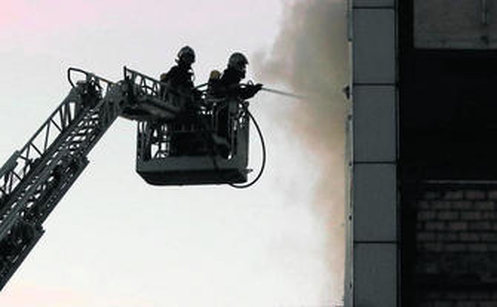 Los bomberos tuvieron que sofocar el fuego con una intervención exterior.