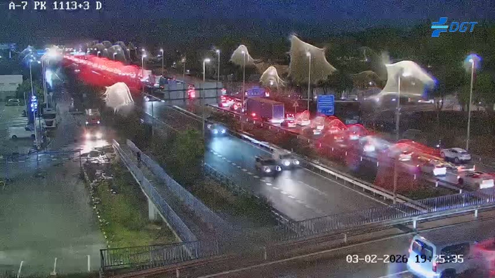 La cola de vehículos, desde el puente entre Palmones y Los Cortijillos.