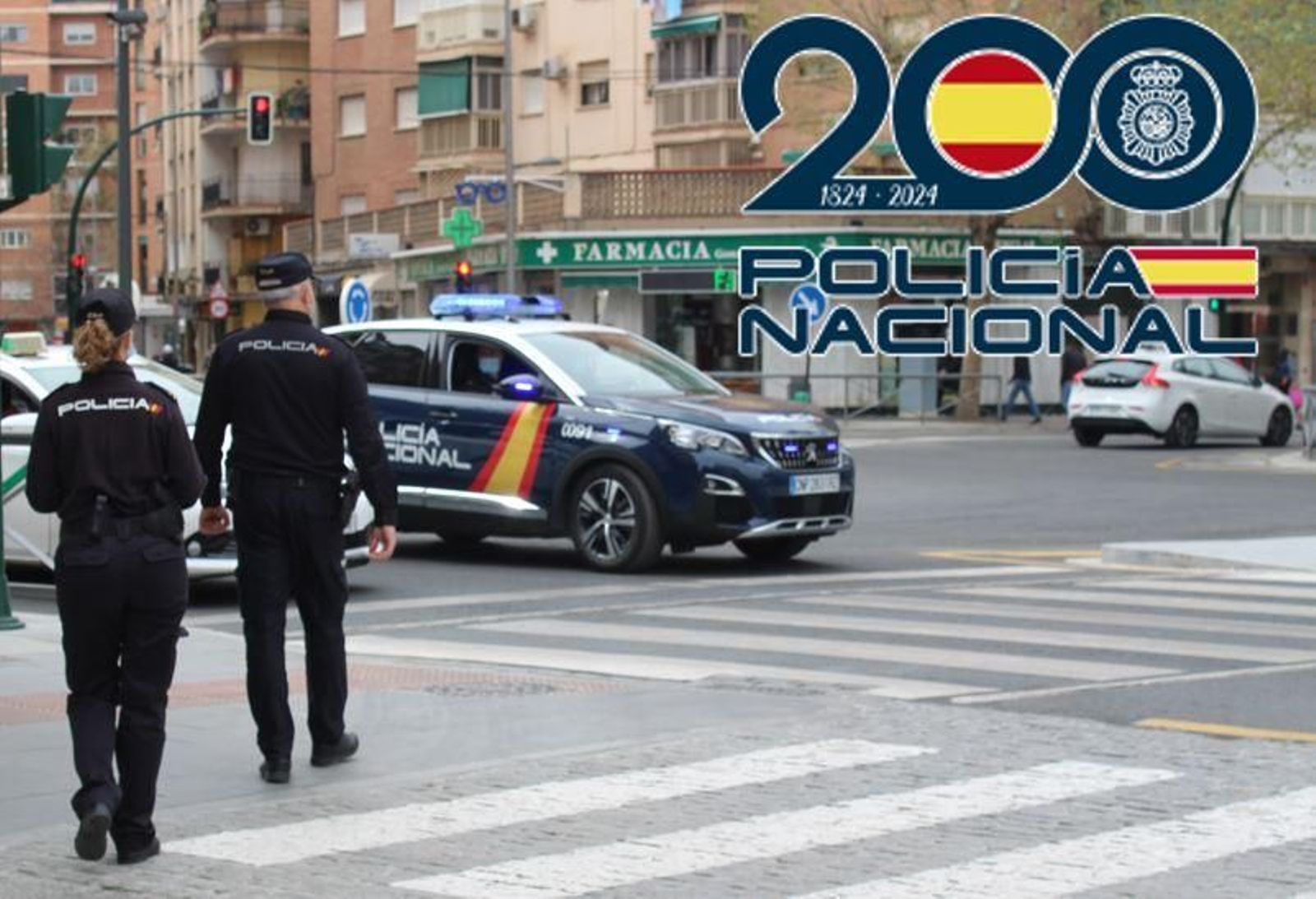 Una dotación de la Policía Nacional en el barrio del Zaidín de Granada