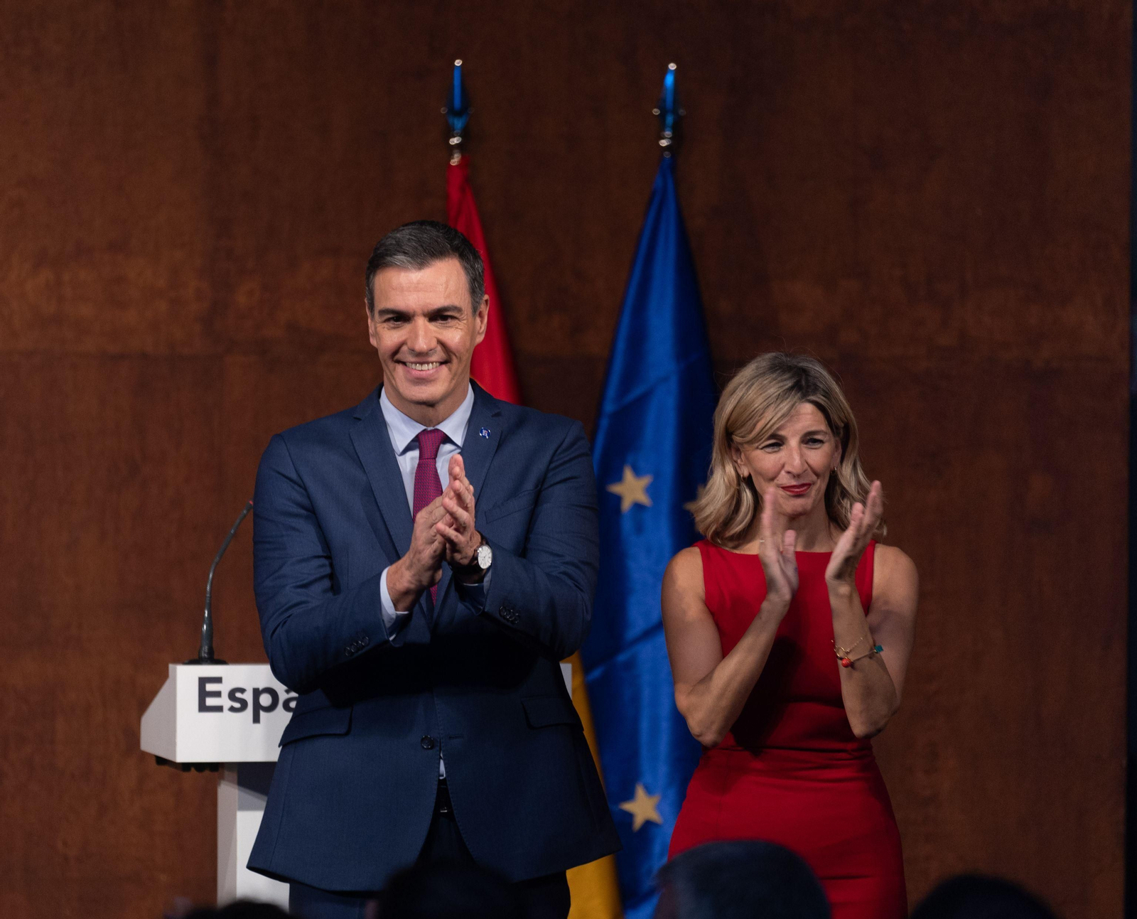 El presidente del Gobierno, Pedro Sánchez  y la líder de Sumar y vicepresidenta segunda del Gobierno y ministra de Trabajo, Yolanda Díaz