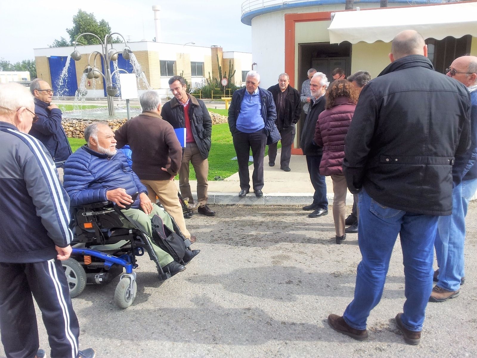 Vecinos durante la visita a la EDAR de San Jerónimo.