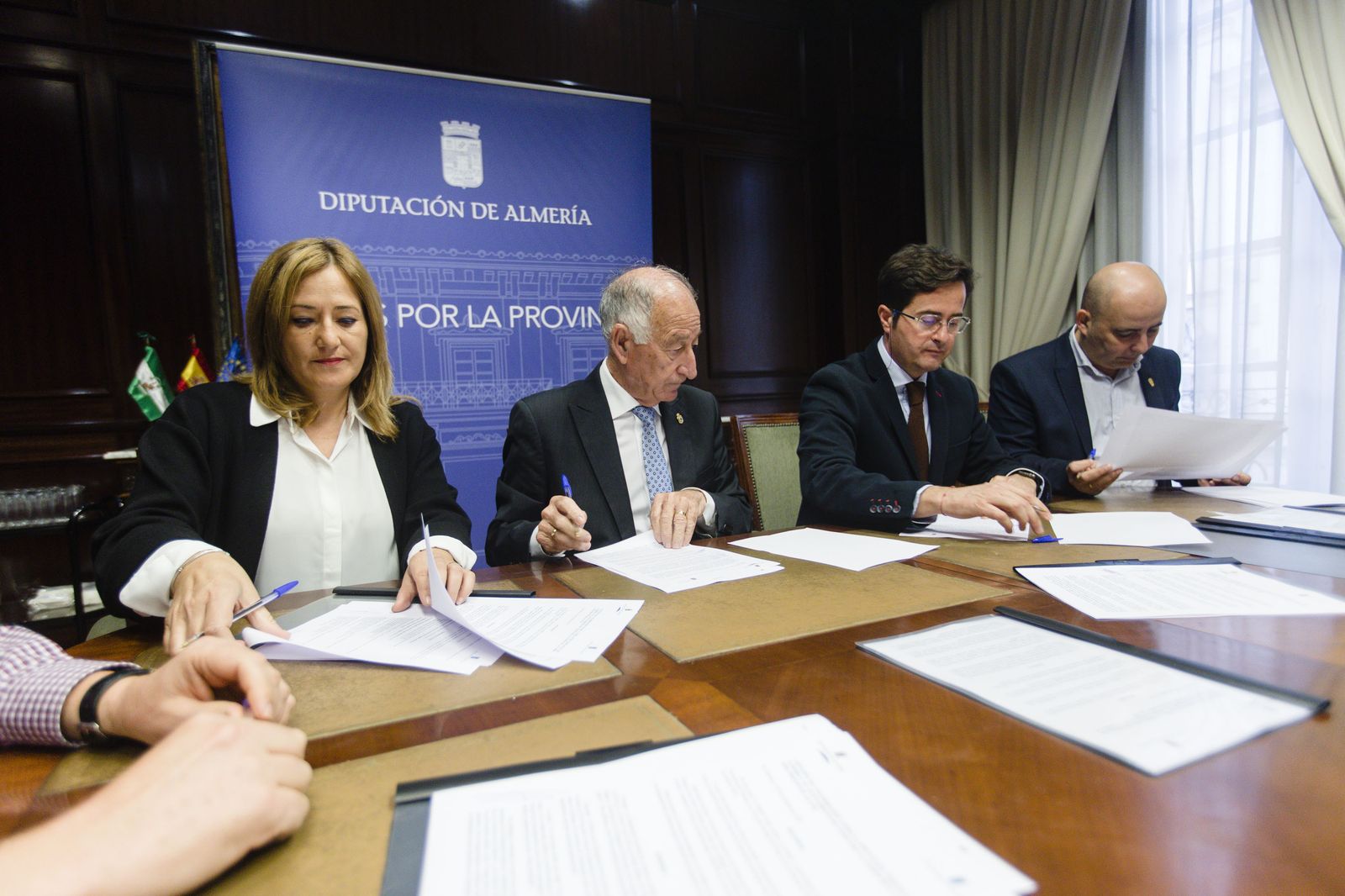 Los alcaldes de Níjar, El Ejido y Huércal-Overa rubrican con el presidente de la Diputación el convenio de colaboración y cesión.