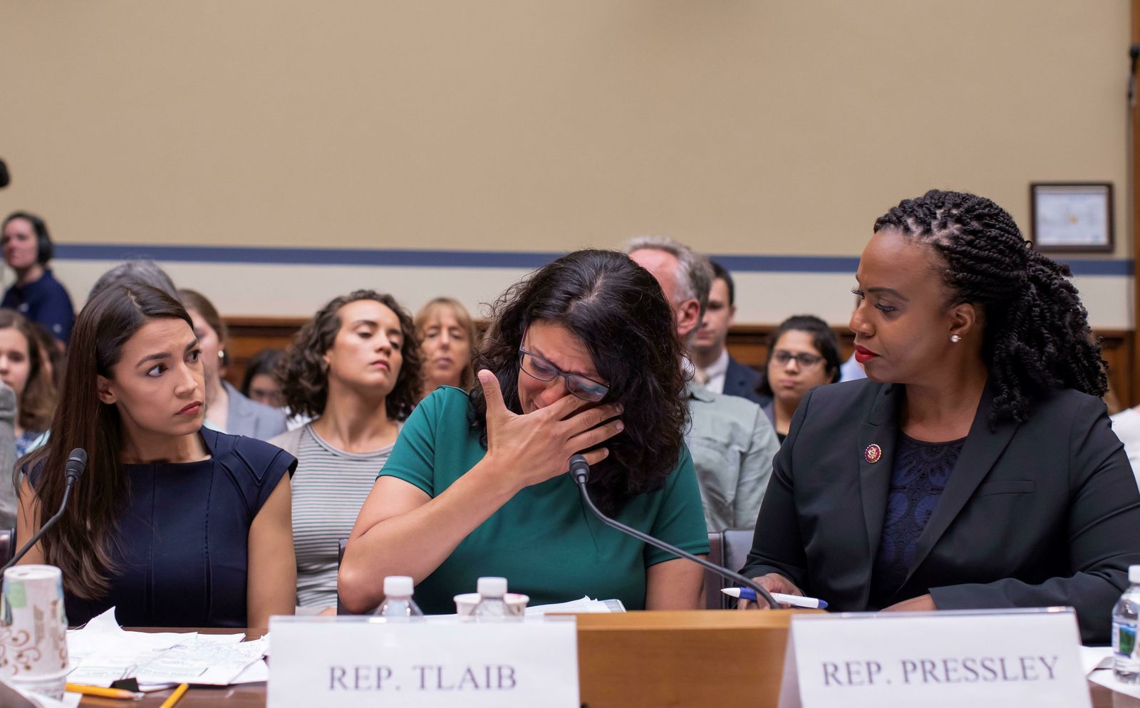 La representante demócrata de Michigan Rashida Tlaib (centro) se emociona durante su testimonio, junto a la de Nueva York, Alexandria Ocasio-Cortez (izq.), y la de Massachusetts, Ayanna Pressley (dcha.), durante una audiencia en el Capitolio.