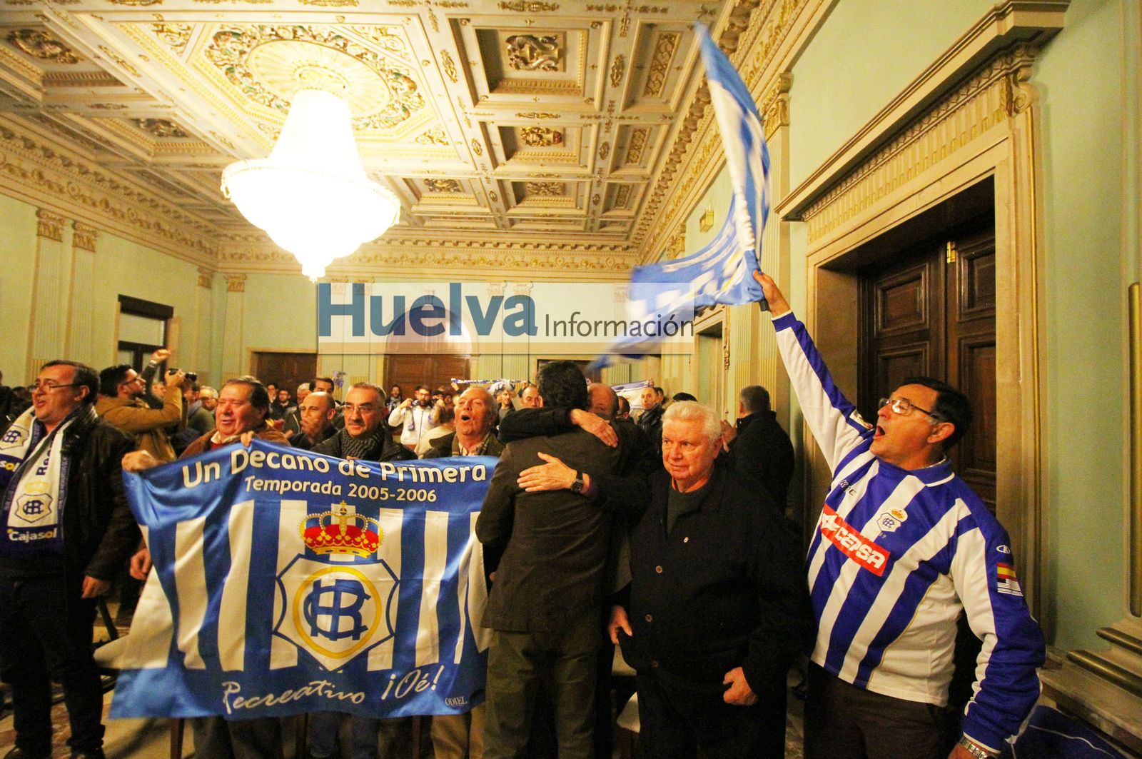 Imágenes del pleno en el ayuntamiento de Huelva para aprobar el pago de la deuda del Recre con Hacienda.