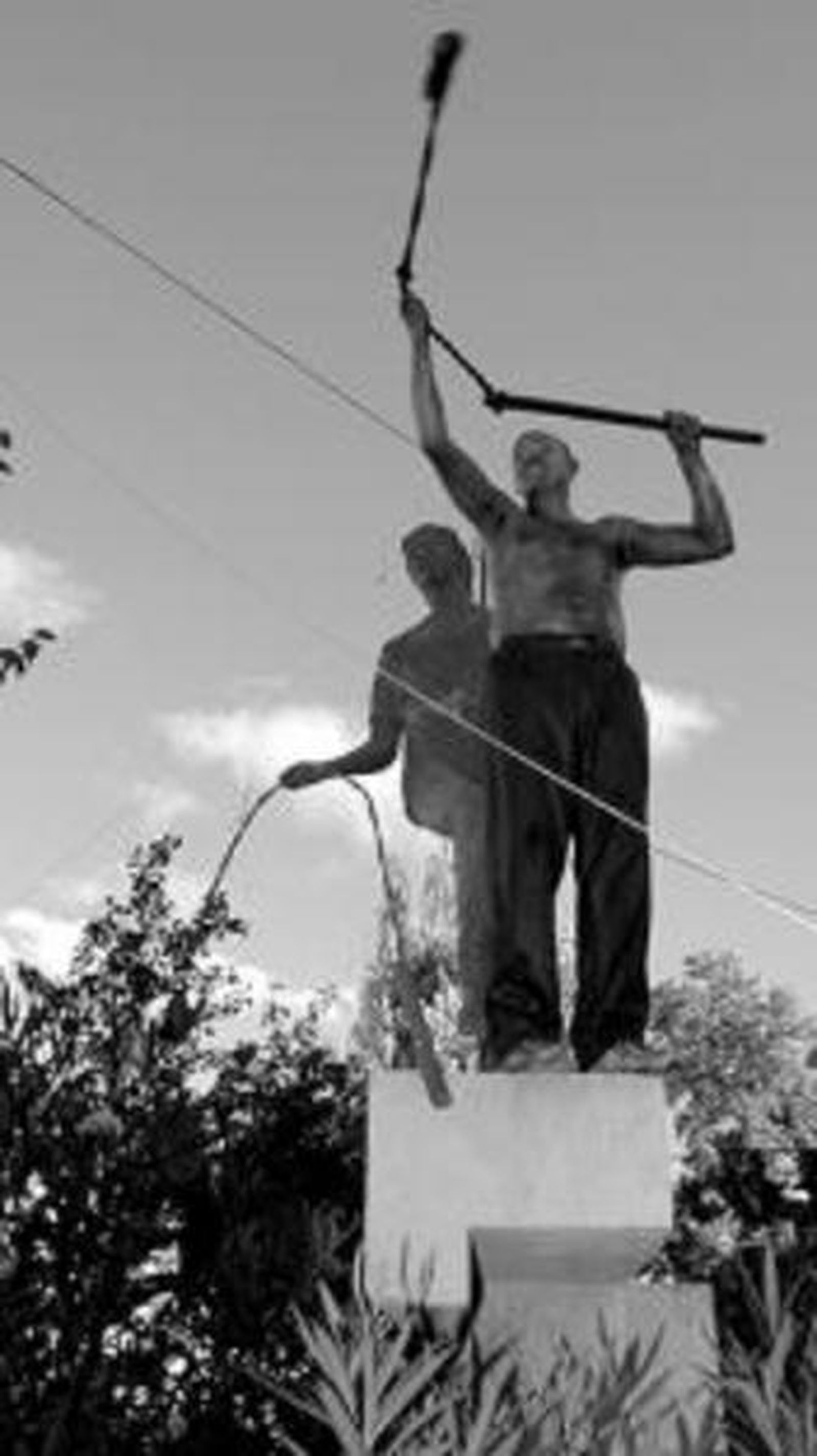 1. Alejandro Baena llega al barrio de Las Cuevas, rodeado por la multitud. 2. El Cascamorras 2008 saluda desde la estatua dedicada a Juan Pedernal. 3. Entre la multitud, intentando alcanzar la Iglesia de la Merced para saludar a la Virgen de la Piedad que, un año más, se quedará en Baza. 4. La 'cantera cascamorrera' cuenta con efectivos suficientes.