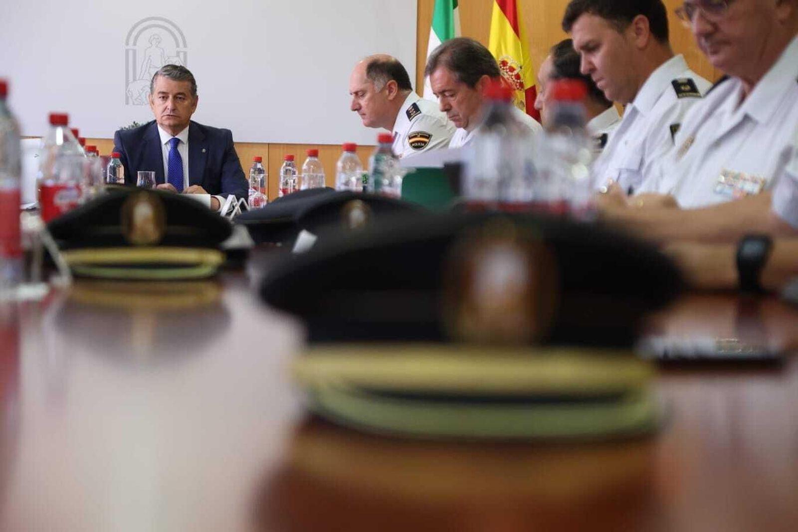 El consejero de la Presidencia, Antonio Sanz, durante su visita a la Unidad de Policía Adscrita.