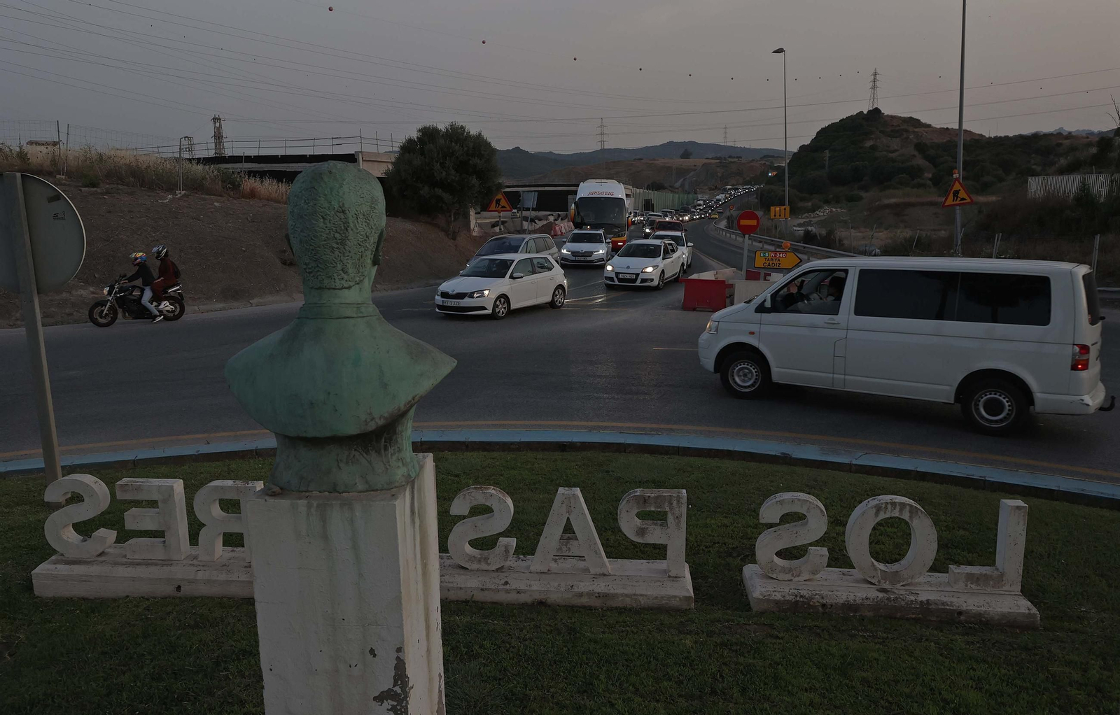 Fotos del colapso de tráfico en la N-340 por las obras del Acceso Sur de Algeciras