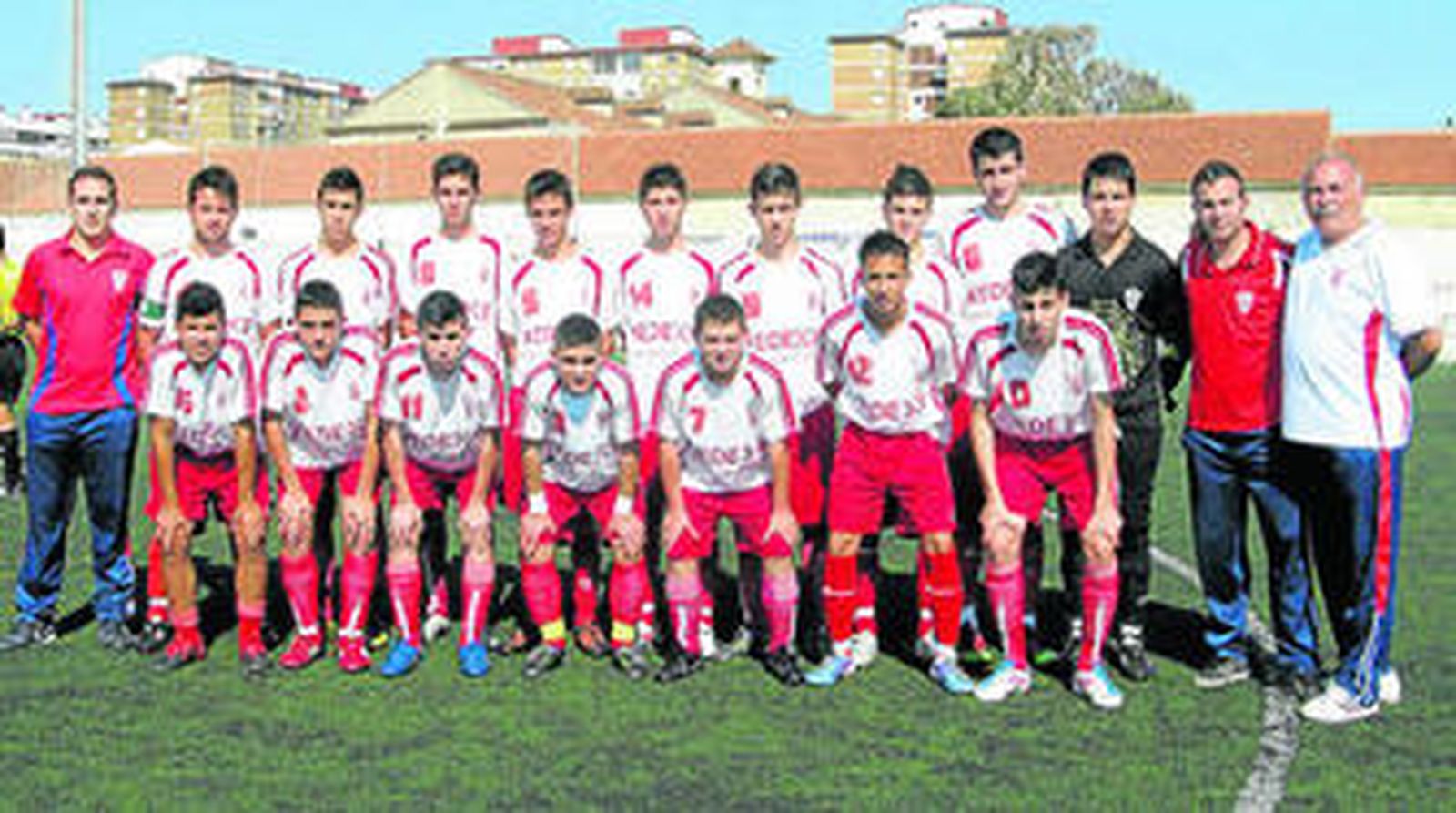 La plantilla del Atlético Juval posa antes del encuentro ante el Estepona en el Pedro Berruezo.