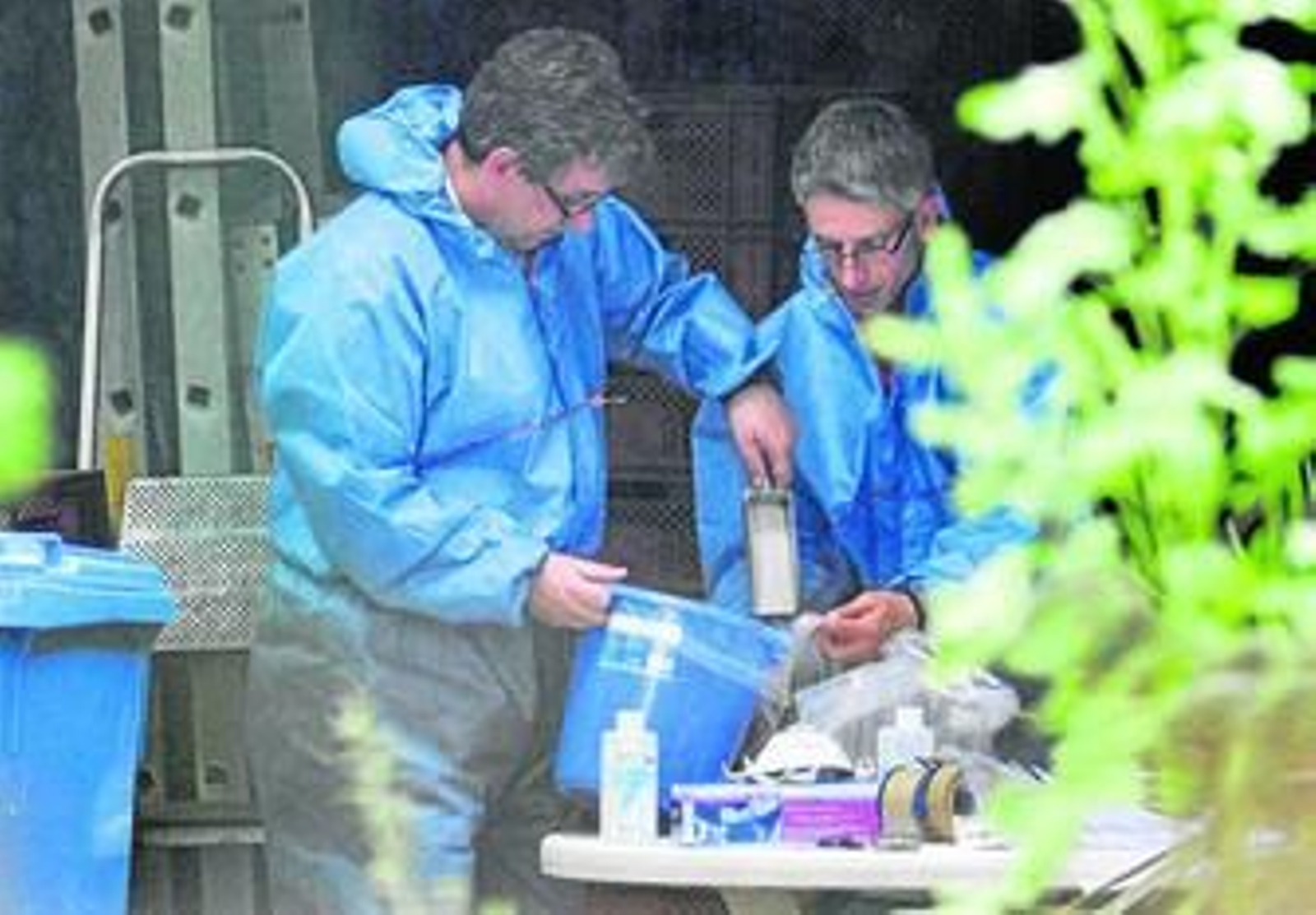 Unos trabajadores sanitarios tomaban muestras ayer en una explotación de Neu-Steddorf (Alemania).