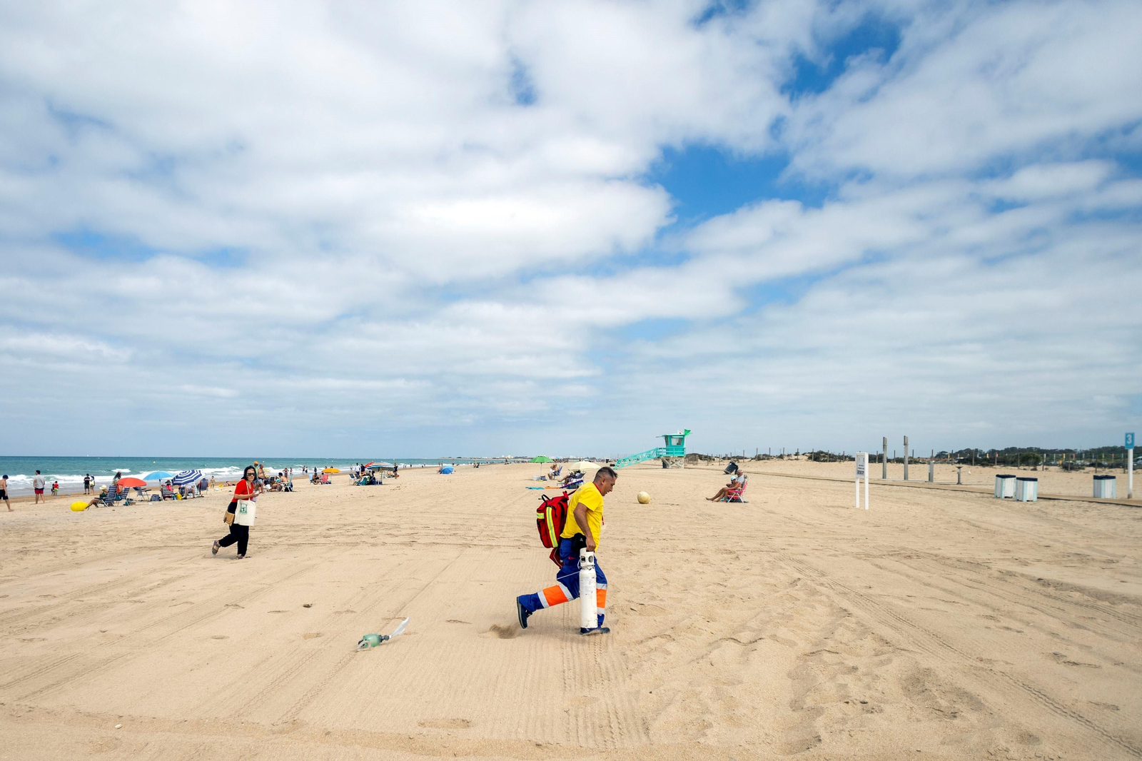 En imágenes: así se pone a prueba el servicio de socorrismo y salvamento de la playa de Camposoto