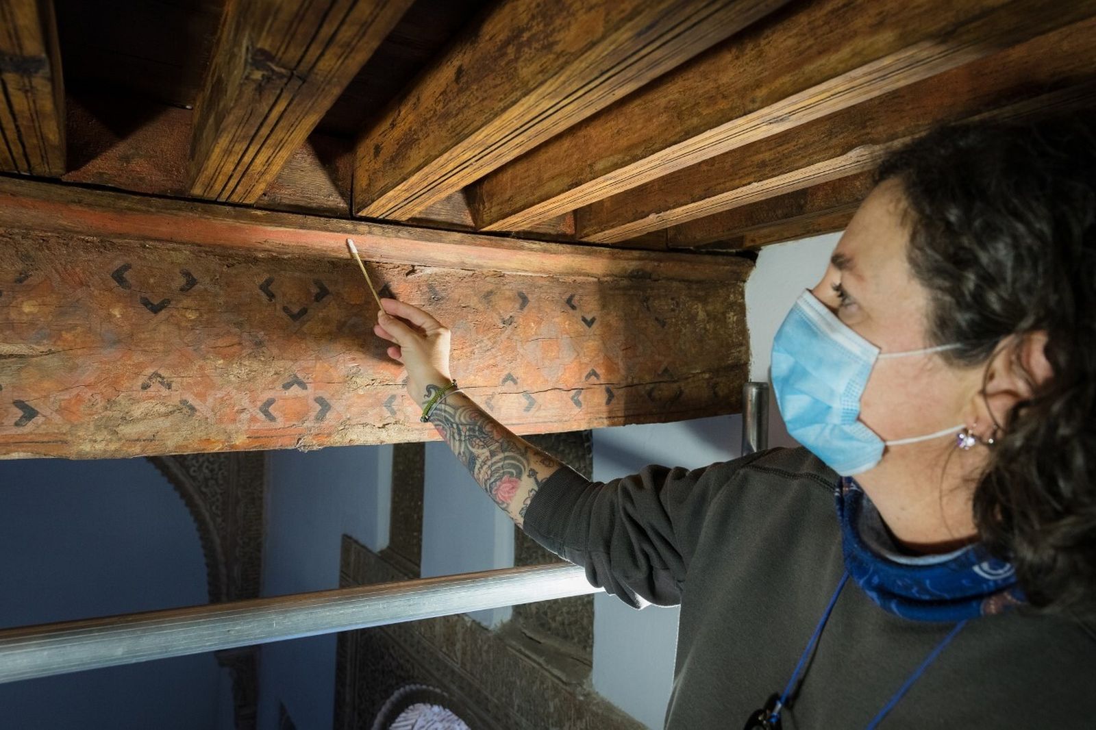 La Alhambra recupera la policromía original de un alfarje de una alcoba del Patio de Comares