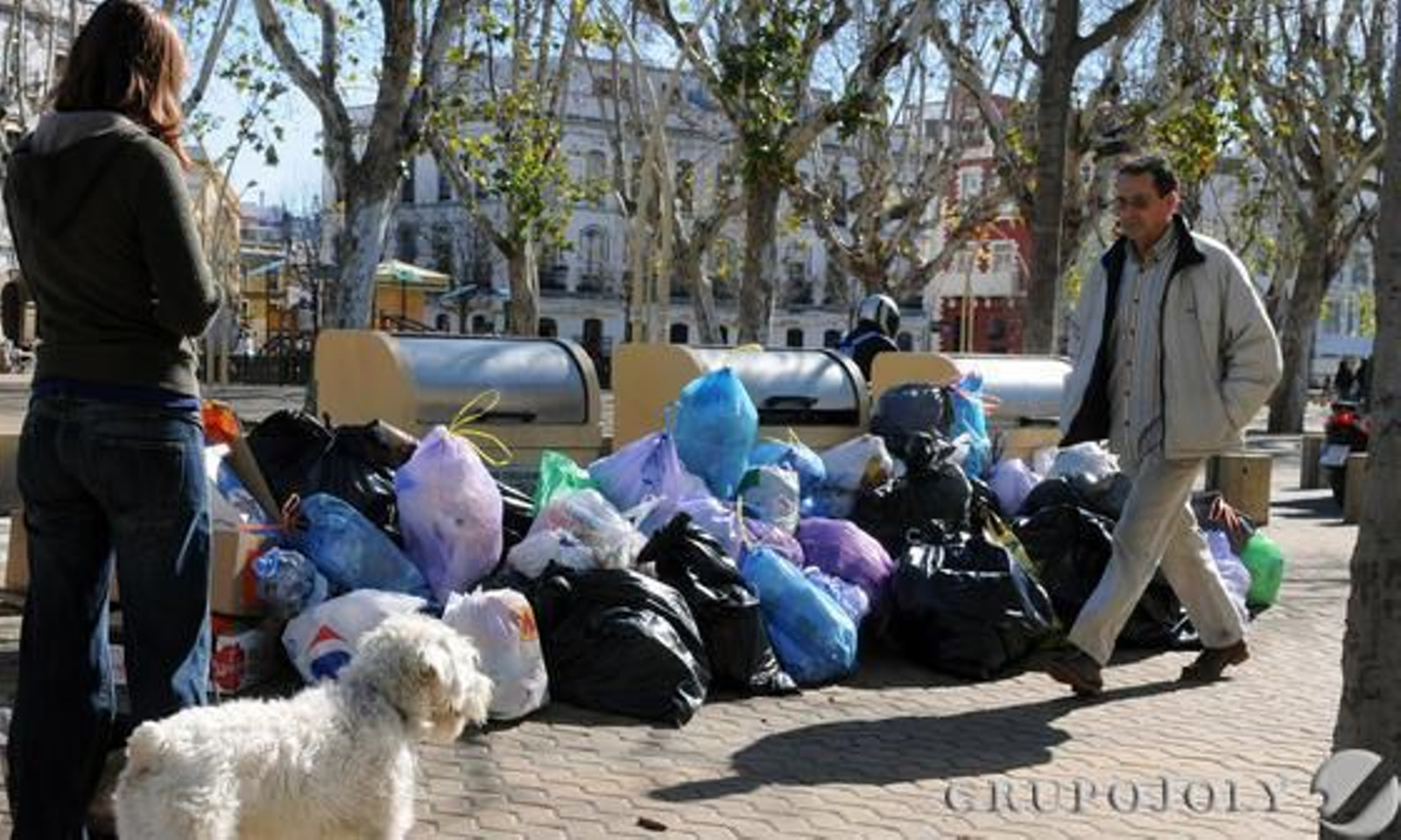 Los primeros efectos de la huelga en Lipasam.  Foto: Juan Carlos Vázquez