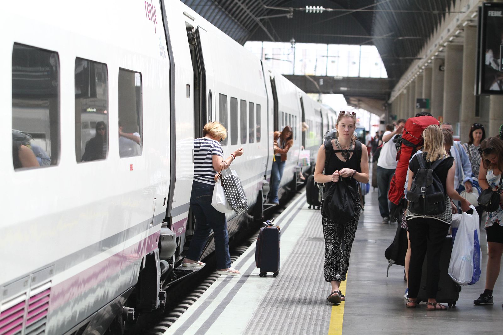 Viajeros del tren en la estación Santa Justa de Sevilla.