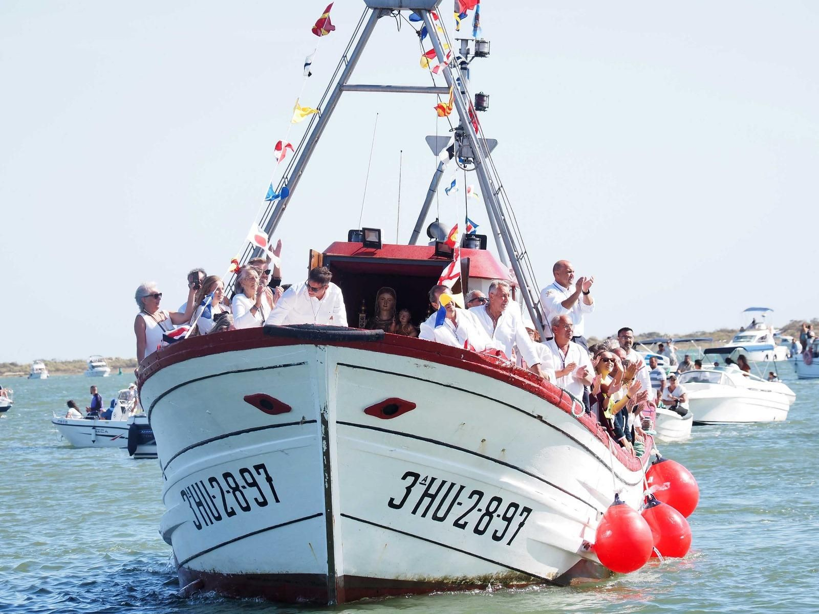 Imágenes del desembarco de la Virgen de la Bella en el Terrón de Lepe