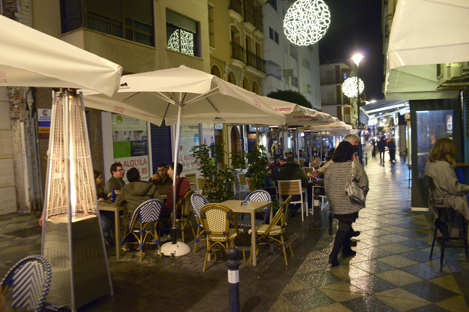 Fotos de ambiente de las calles de Algeciras el primer fin de semana de horario nocturno.