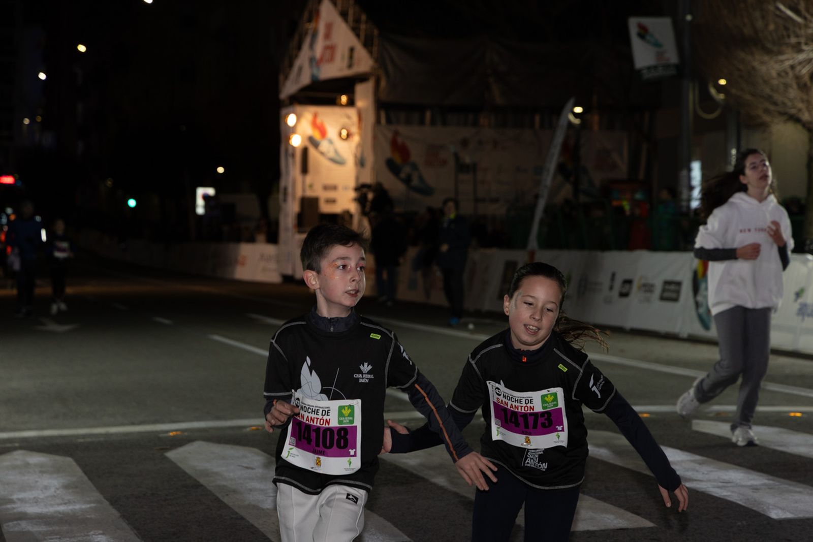 En imágenes: 2.000 atletas brillan con luz propia en la infantil de la Carrera de San Antón 2026