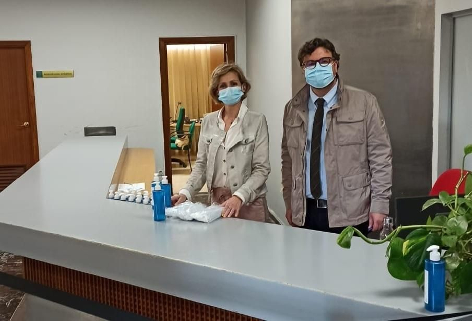 La delegada de Educación y el secretario provincial de Educación durante el reparto de material.