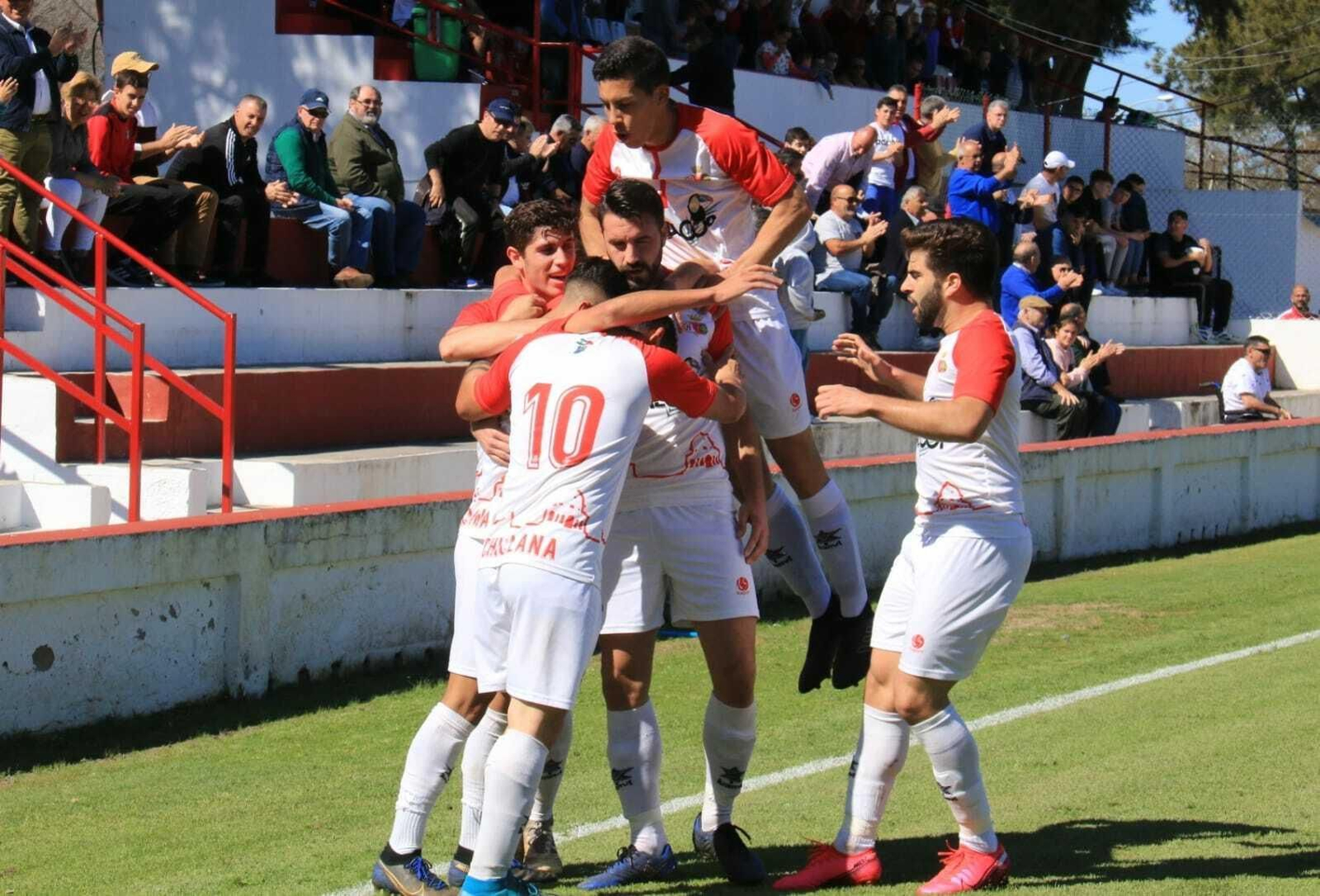 Varios jugadores del Chiclana celebran el gol de Cornejo, que les daba la victoria ante La Palma.