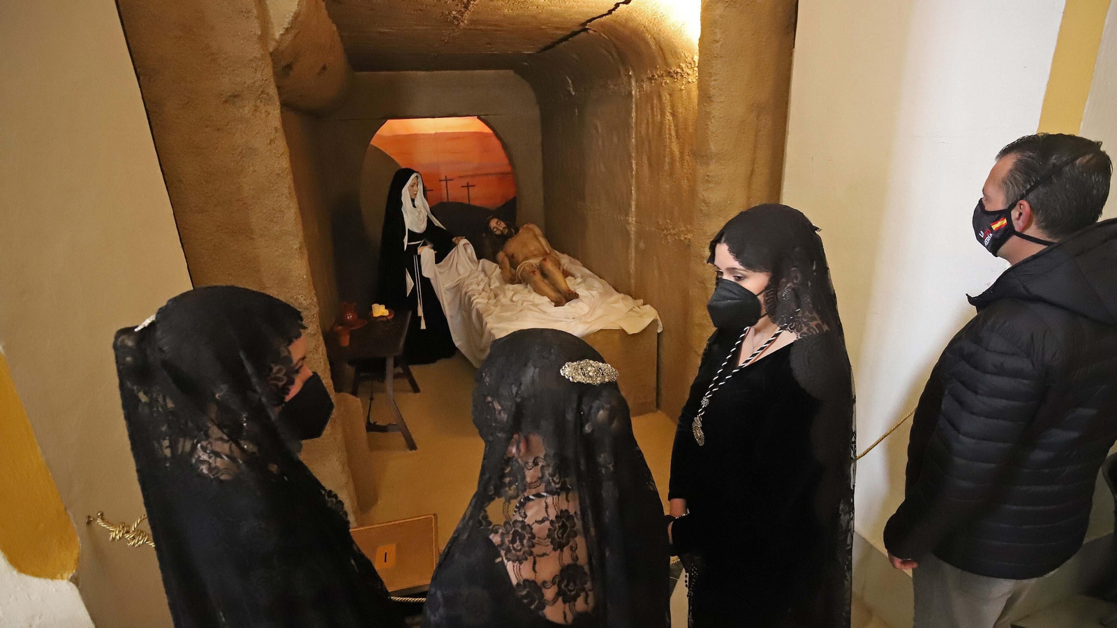 Fotos del Viernes Santo en Algeciras: Mortaja, Misericordia y Santo Entierro