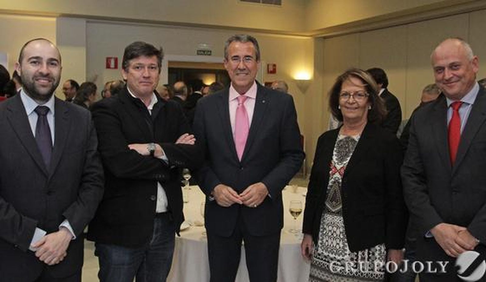 Los empresarios y representantes de la comunidad portuaria Manuel Piedra (Aesba) y José Manuel Tejedor (Comport), junto a los concejales de Algeciras Diego González de la Torre y Juana Cid, acompañados por Rubén Barros, de Sertego, anoche durante el cóctel tras el Foro Sur de Europa.

Foto: Erasmo Fenoy