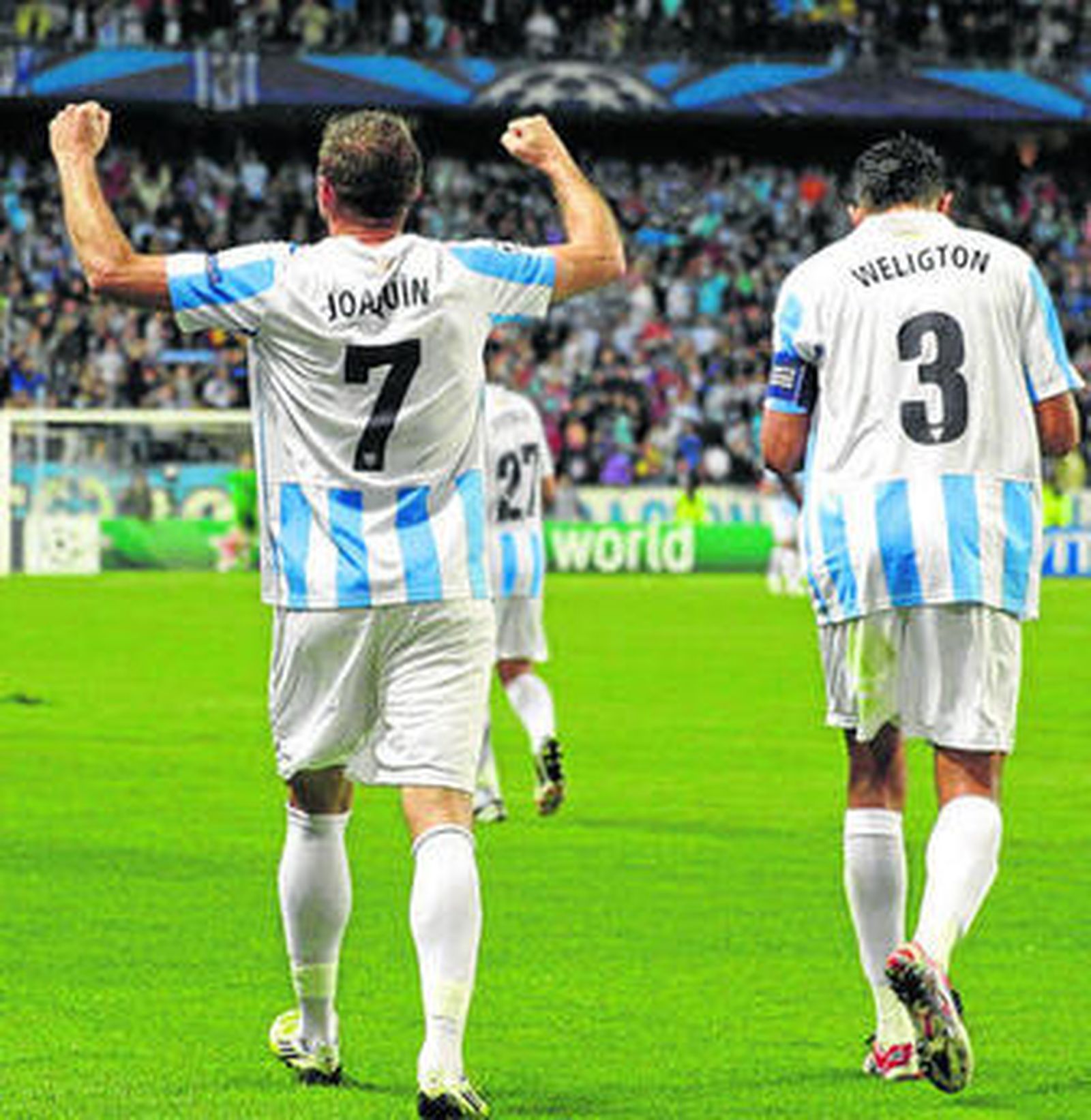 Joaquín celebra junto a Weligton el tanto marcado ayer frente al Milan.