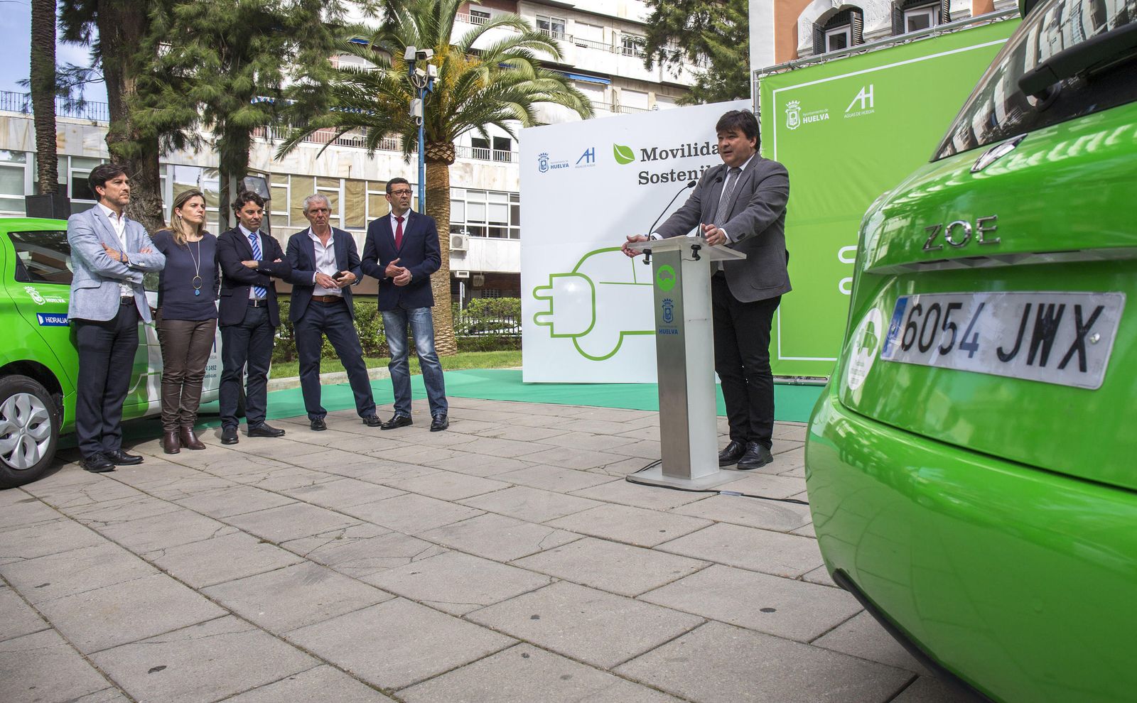 Gabriel Cruz da a conocer los primeros vehículos eléctricos junto a Enrique Gaviño, María Villadeamigo, Jesús Manuel Bueno, Juan Luis Jódar y Luis Albillo.
