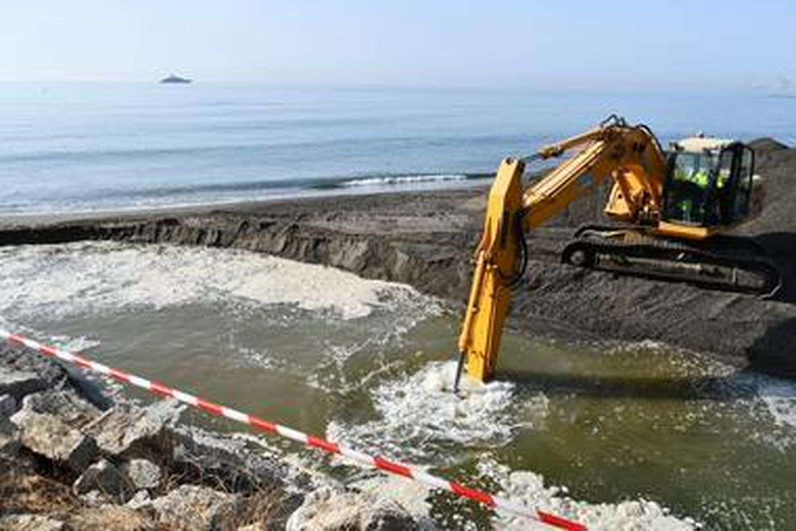 Una excavadora reabre la bocana del río Guadiario