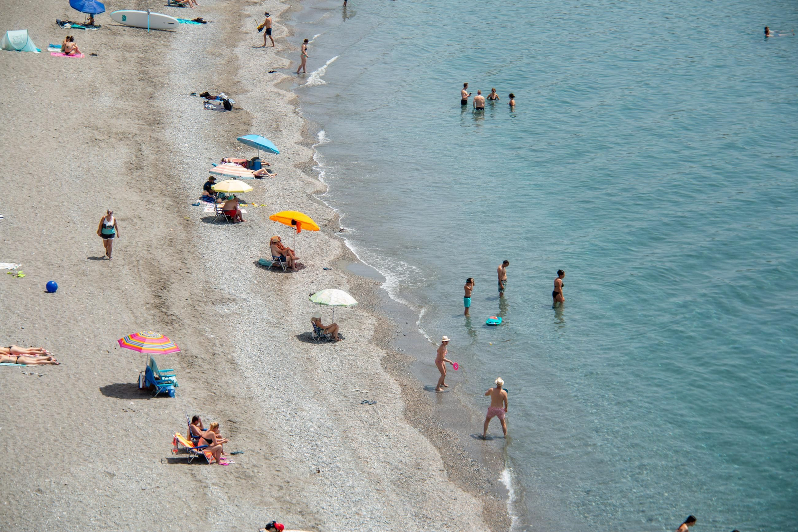 Las playas de Almuñécar se convierten en refugio del calor a dos semanas del verano