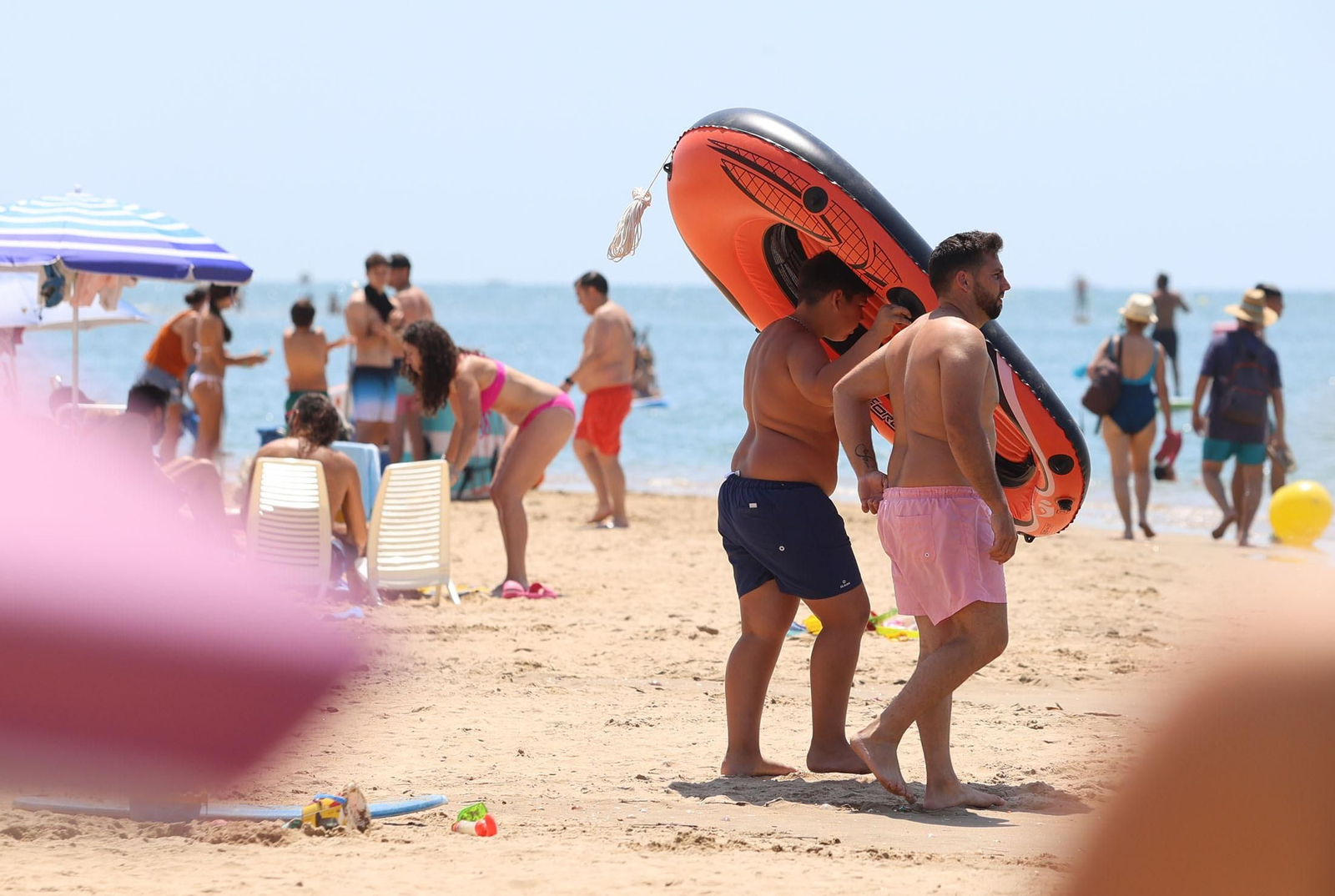 Ambiente en las playas de Huelva en la mañana de domingo