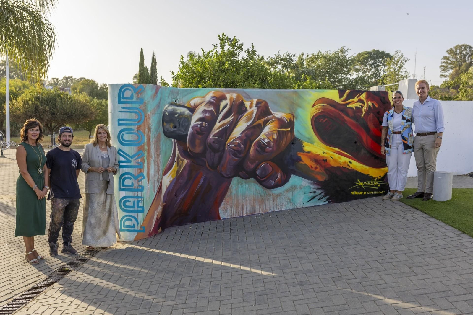 Pilar Miranda junto a Konestilo, Marilo Ponce, María de la O Rubio y Alfonso Castro ante el nuevo mural del artista.