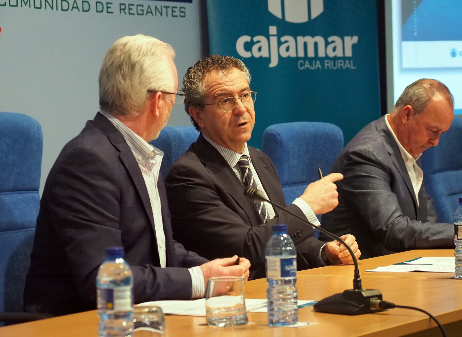 El presidente de Cajamar y el secretario de la Comunidad de Regantes Palos de la Frontera hablan antes del inicio del acto