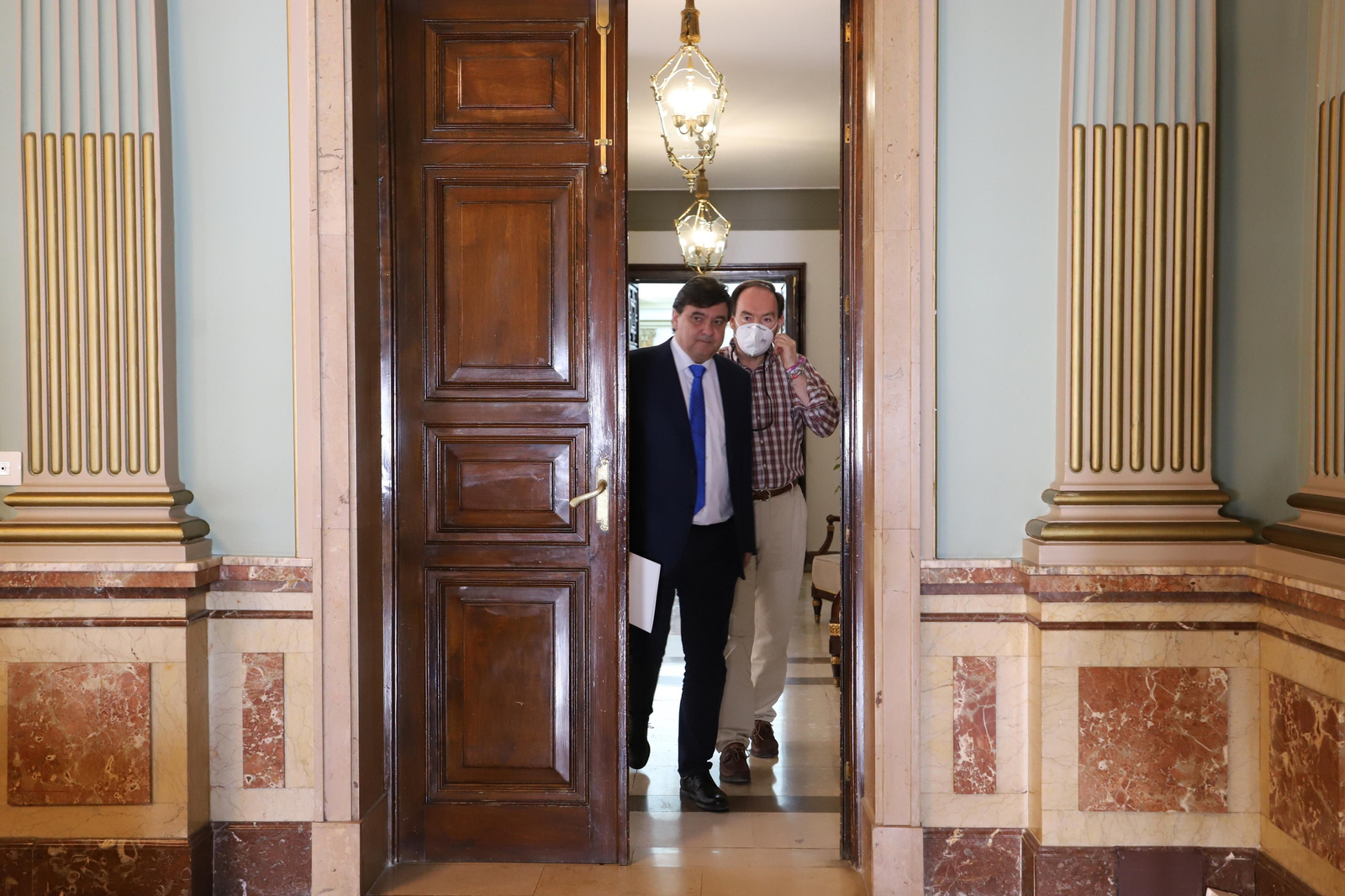 Imágenes de la primera rueda de prensa telemática del alcalde de Huelva Gabriel Cruz