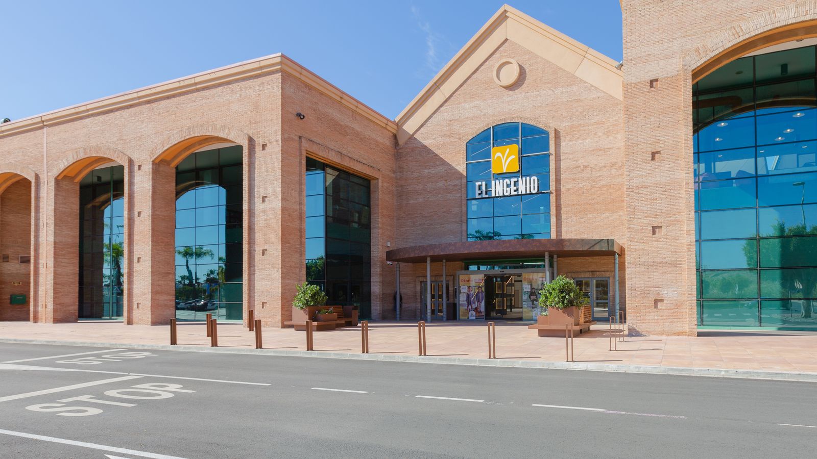 Exterior del centro comercial El Ingenio.