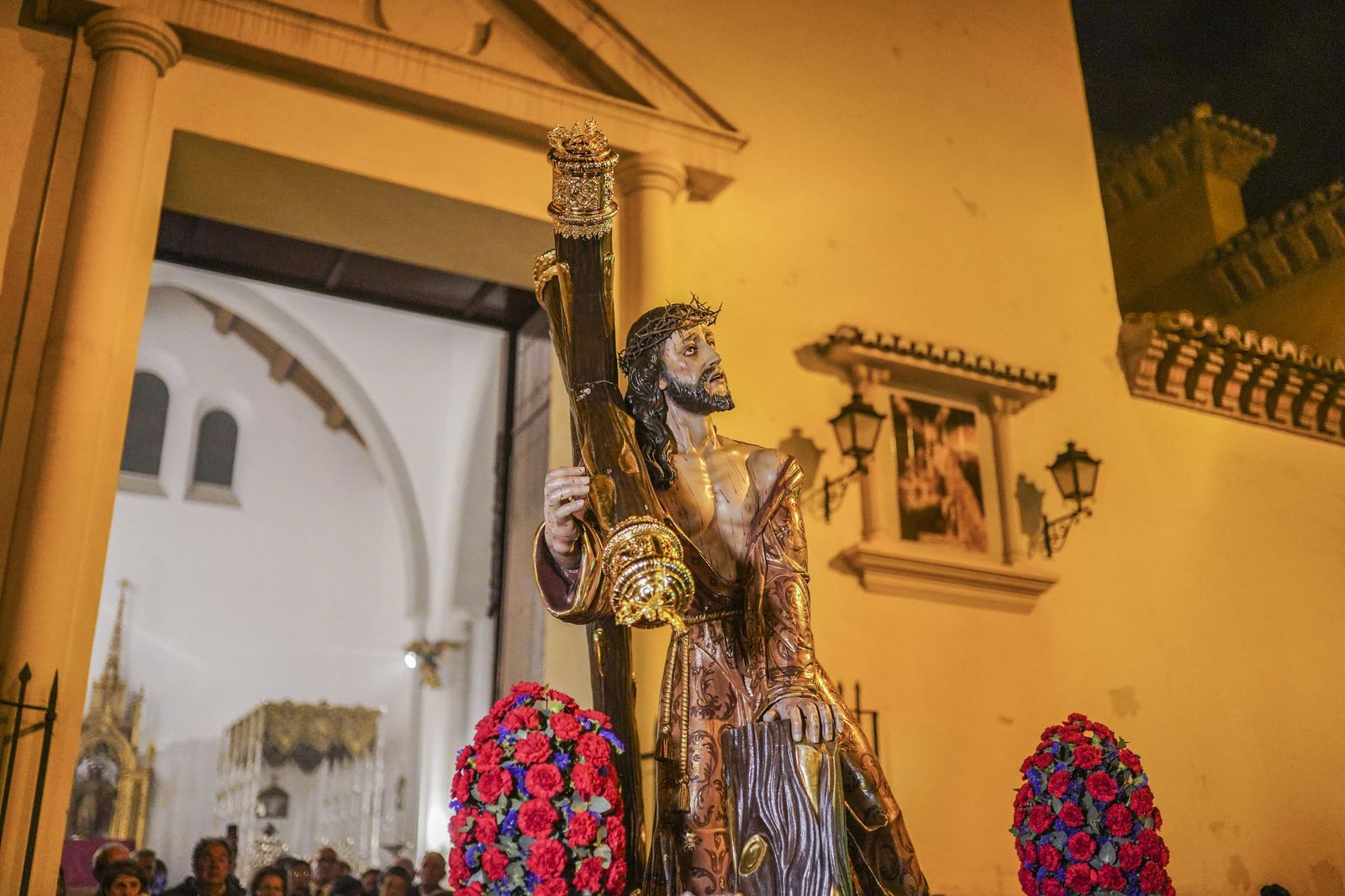 El vía crucis de la Hermandad del Trabajo, en imágenes