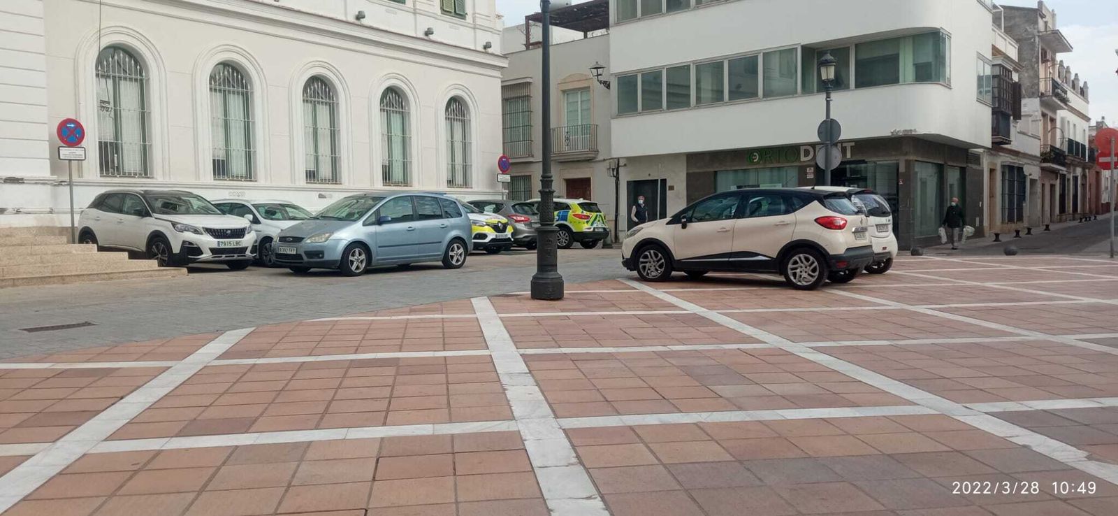 Los vehículos aparcados en la Plaza de Isaac Peral.